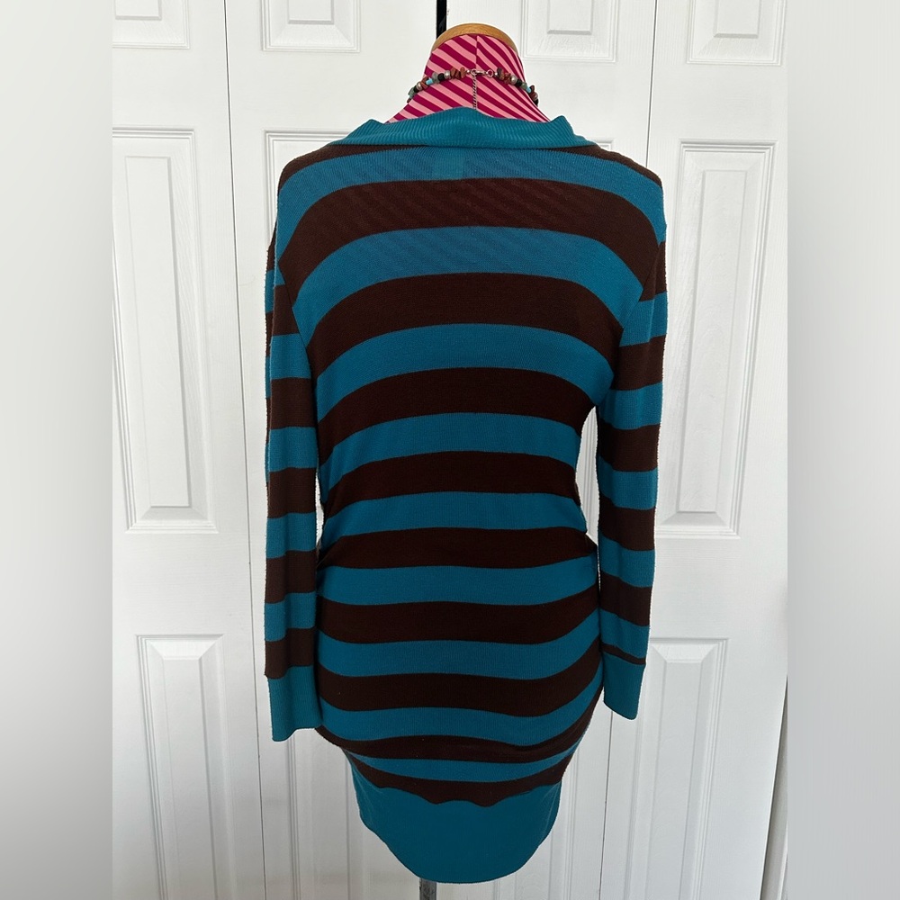 Open V-Shape Tunic - Picture 4 of 4